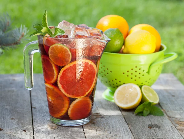 Refreshing fruit sangria — Stock Photo, Image