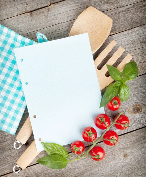 Papel de bloco de notas em branco para suas receitas com tomates e manjericão — Fotografia de Stock