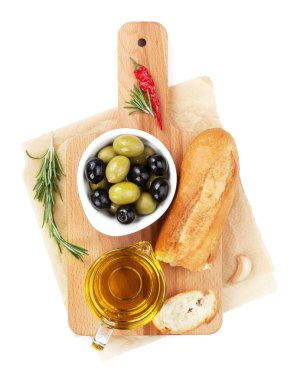 İtalyan yemeğine meze zeytin, ekmek, zeytin yağı ve baharat