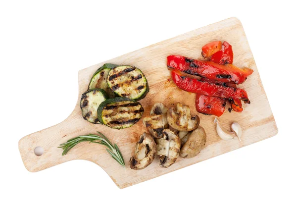 Légumes grillés sur planche à découper — Photo