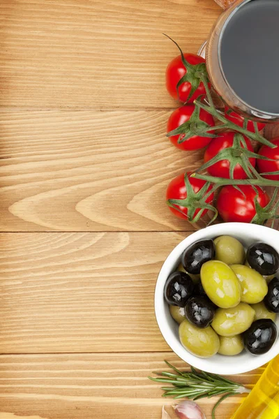 Zeytin, domates ve baharatlar ile kırmızı şarap — Stok fotoğraf