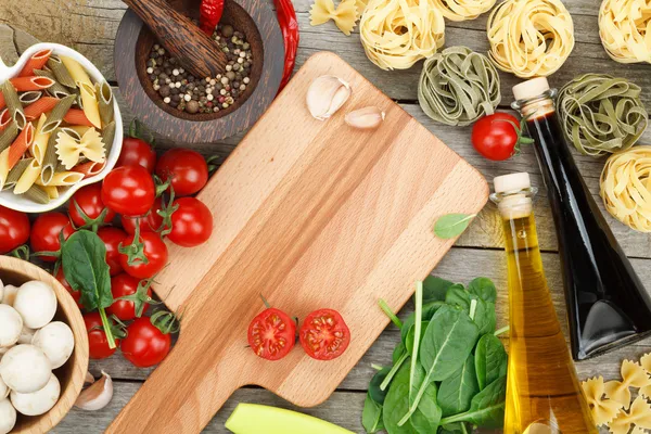 Frische Zutaten zum Kochen: Nudeln, Tomaten, Pilze und Gewürze — Stockfoto