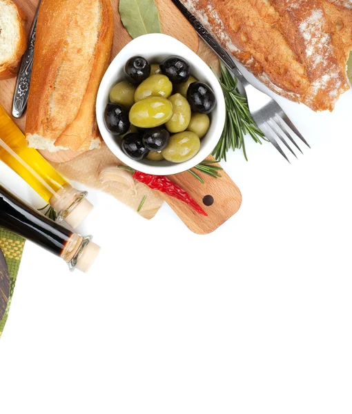 Comida italiana aperitivo de aceitunas, pan, aceite de oliva y vinagre balsámico —  Fotos de Stock