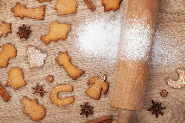 Rolling pin and gingerbread cookies — Stock Photo, Image