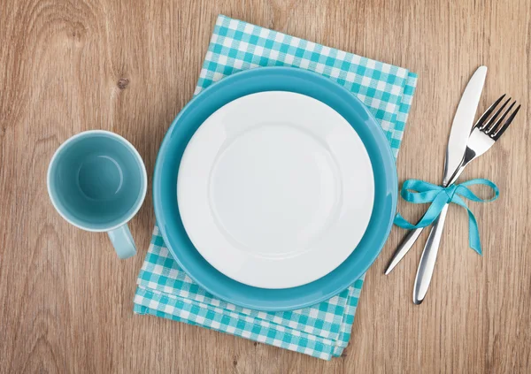 Tenedor con cuchillo, platos en blanco y servilleta — Foto de Stock