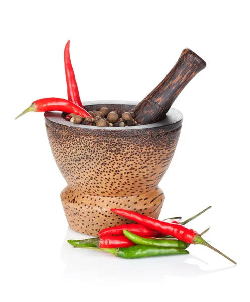 Mortel och stöt med red hot chili peppar och pepparkorn — Stockfoto