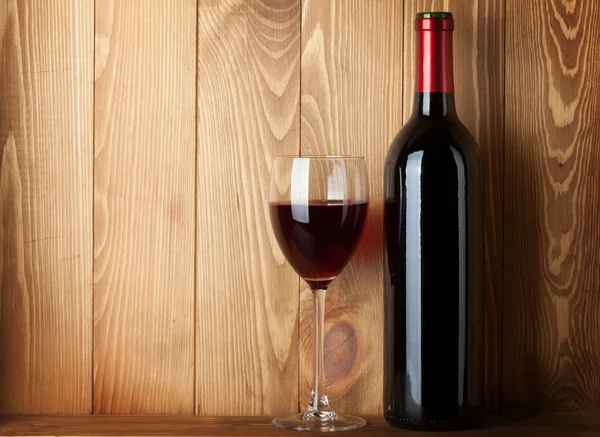 Rött vin glas och flaska — Stockfoto
