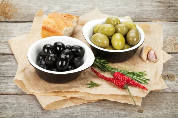 Italiensk mat förrätt av oliver, bröd och kryddor — Stockfoto