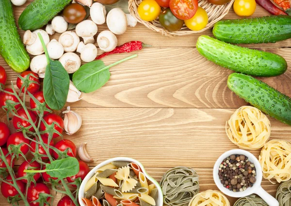 Verse ingrediënten voor het koken: pasta, tomaat, komkommer, paddestoel — Stockfoto