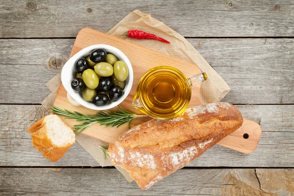 Comida italiana aperitivo de azeitonas, pão, azeite e especiarias — Fotografia de Stock