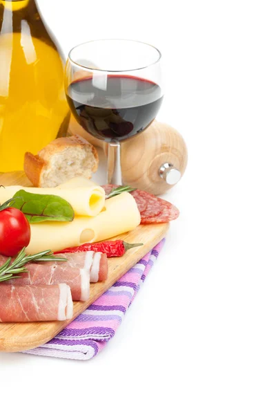Vino rosso con formaggio, prosciutto, pane, verdure e spezie — Foto Stock