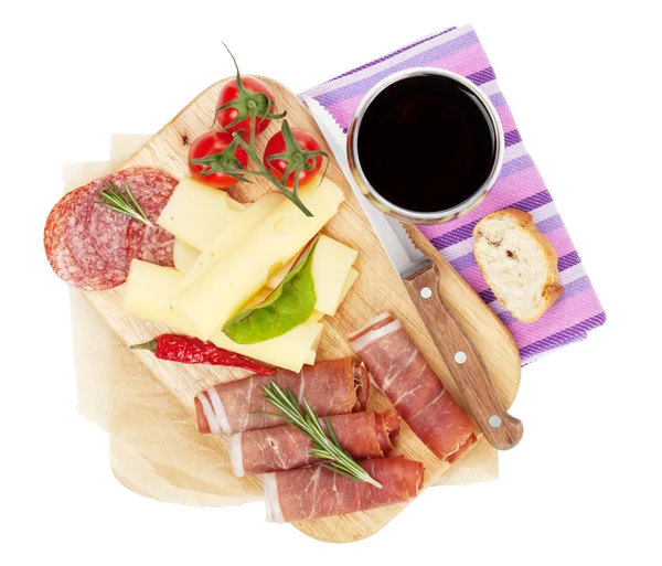 Rode wijn met kaas, ham, brood, groenten en specerijen — Stockfoto