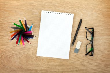 ofis malzemeleri ve gözlük ile not etmek