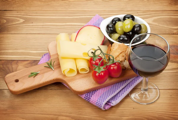 Vinho tinto com queijo, azeitonas e tomates — Fotografia de Stock