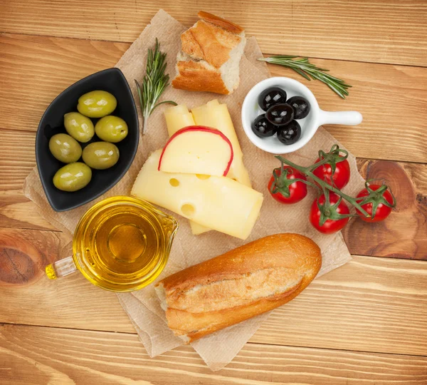 Färsk ost, bröd, oliver och tomater — Stockfoto