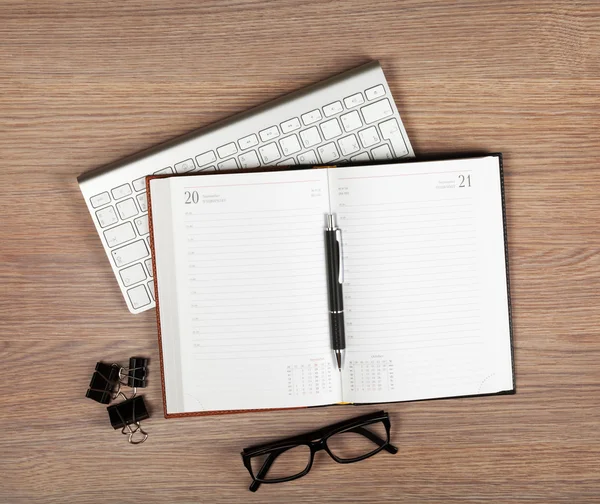Kalem ve gözlük ile boş bir not defteri — Stok fotoğraf