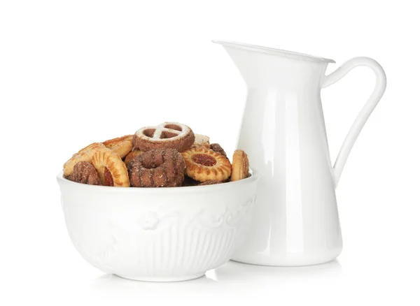 Печенье в миске и молочном кувшине — стоковое фото