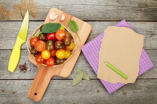 Kirschtomaten auf Schneidebrett — Stockfoto