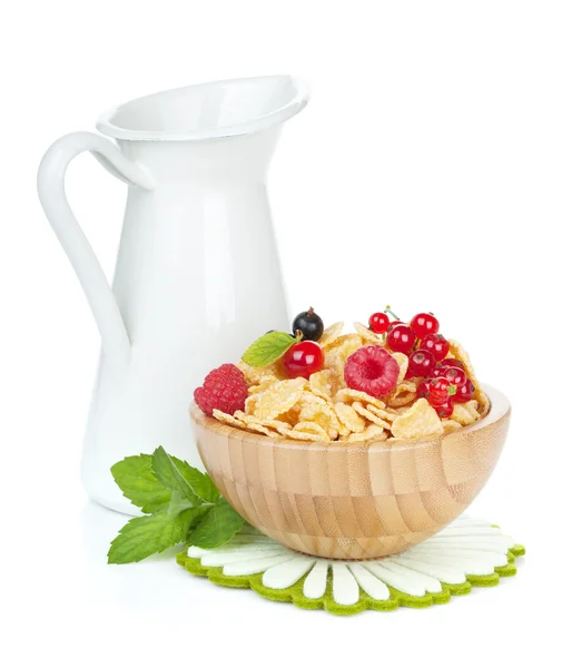 新鲜玉米片与莓果和牛奶壶 — 图库照片