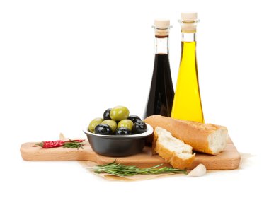 İtalyan yemeğine meze, zeytin, ekmek ve baharatlar