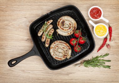 ketçap ve hardal ile ızgara sosis