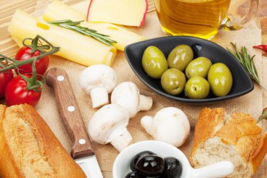 zeytin, mantar, ekmek, sebze ve baharatlar