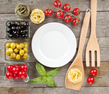 ahşap masa meyve ve mutfak eşyaları ile boş plaka