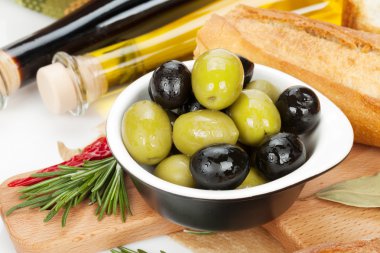 İtalyan yemeğine meze, zeytin, ekmek ve baharatlar