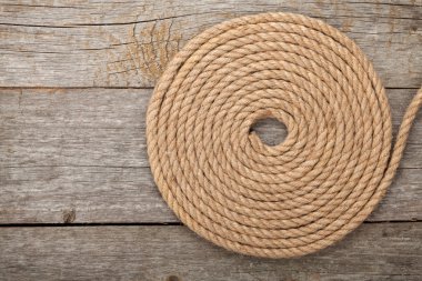 ahşap doku arka plan üzerinde gemi halatı