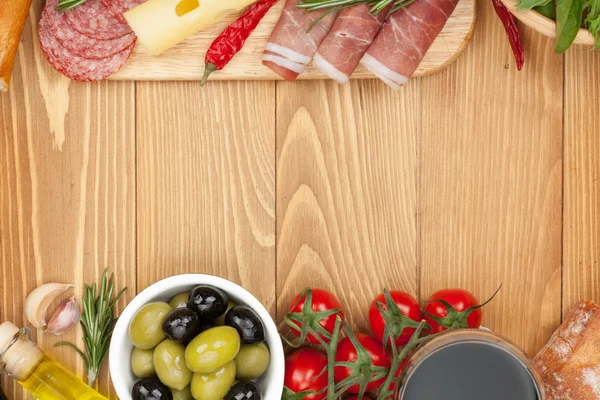 Red wine with cheese, olives, tomatoes — Stock Photo, Image