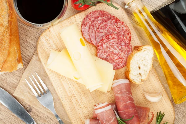 Vino rosso con formaggio, prosciutto, pane — Foto Stock