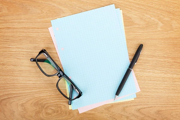 Üres bélelt papír, irodai kellékek és szemüveg — Stock Fotó