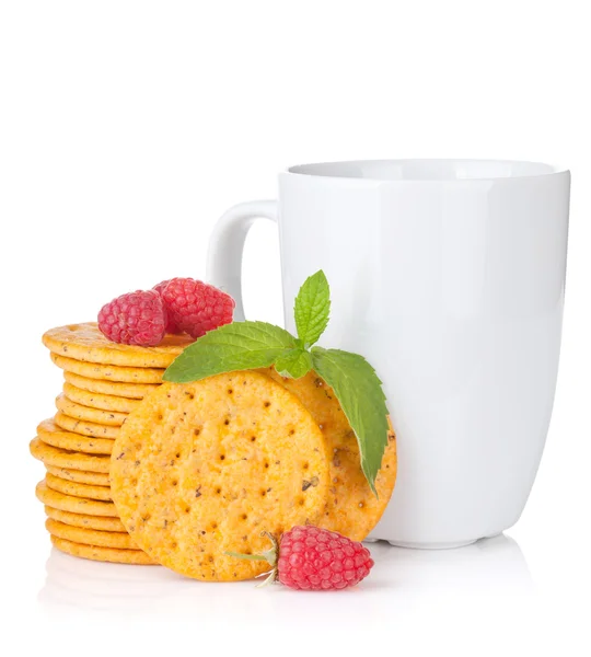 Stapel Cracker mit Minze, Beeren und einer Tasse Getränk — Stockfoto