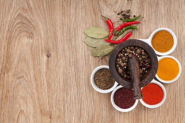 Mortier en een stamper met peper en specerijen — Stockfoto