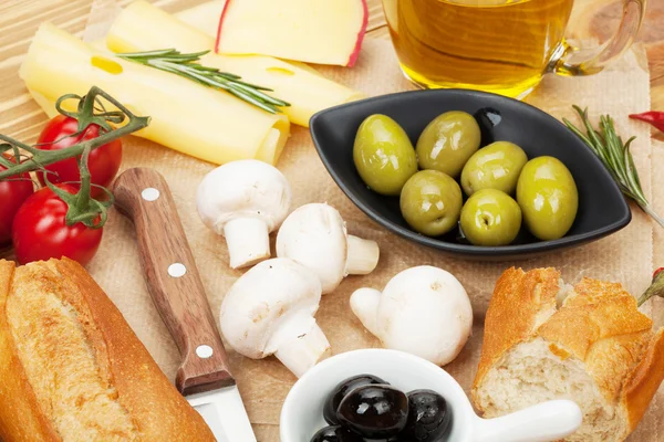 Oliver, svamp, bröd, grönsaker och kryddor — Stockfoto
