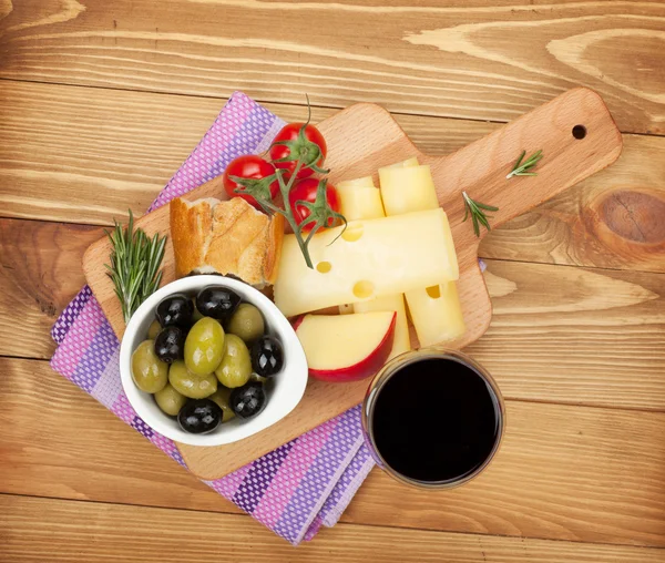 Vinho tinto com queijo, pão, azeitonas e especiarias — Fotografia de Stock