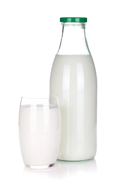 Glas en fles melk — Stockfoto