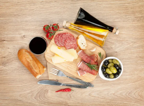 치즈, 올리브, 토마토 레드 와인 — 스톡 사진