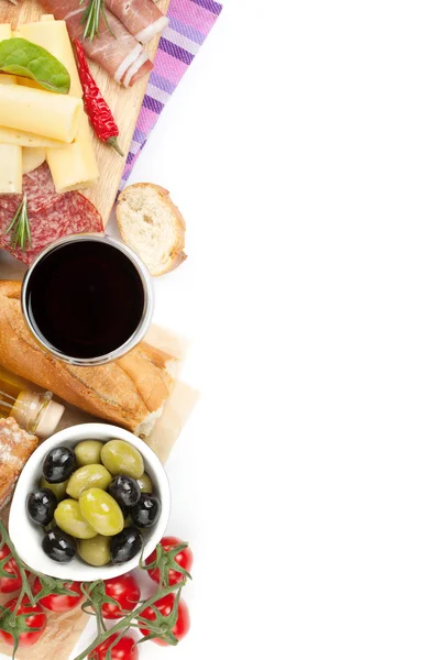 Vino tinto con queso, jamón, pan — Foto de Stock