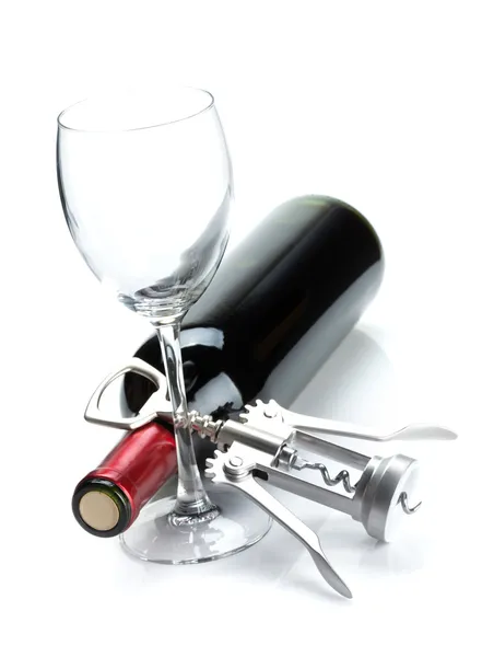 Rött vin flaska, glas och corkscrew — Stockfoto