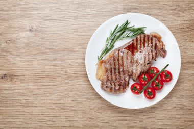 Biberiye ve tabakta domates sığır filetosu biftek