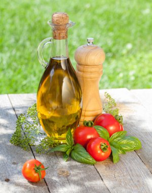 zeytinyağı şişesi, biber Çalkalayıcı, domates ve otlar