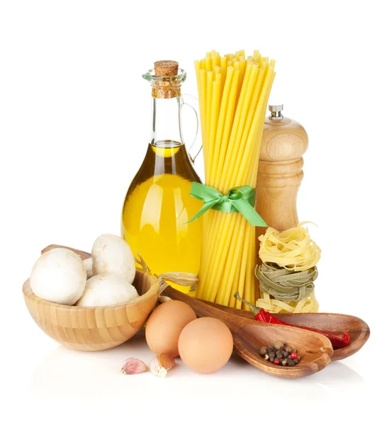 Pasta en ingrediënten — Stockfoto