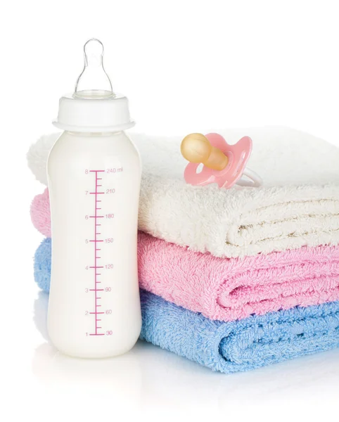 Baby bottle, pacifier and towels — Stock Photo, Image