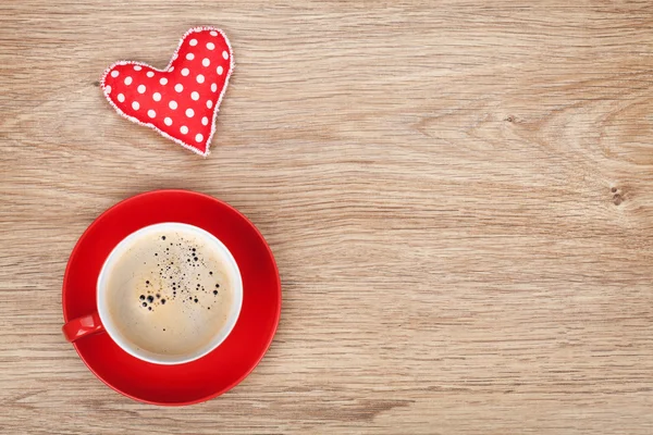 Taza de café con regalo de corazón de juguete —  Fotos de Stock