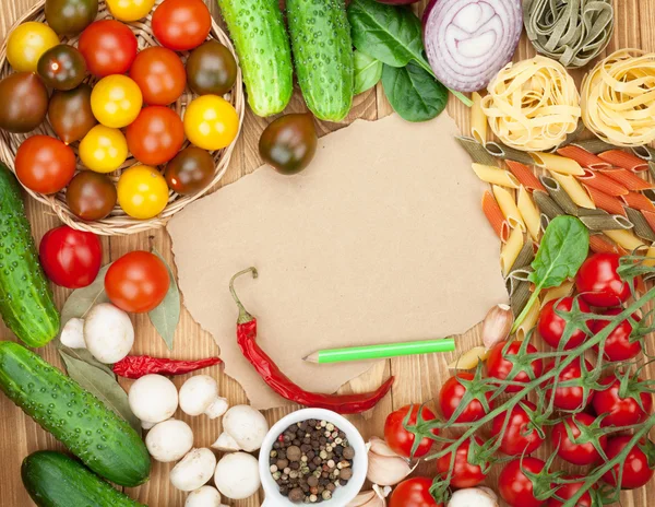 Verse ingrediënten voor het koken: pasta, tomaat, komkommer, paddestoel — Stockfoto