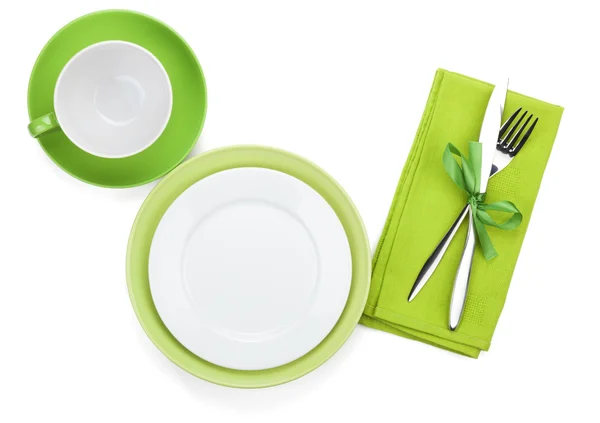 Пустые зеленые тарелки, чашки кофе и столовые приборы — стоковое фото