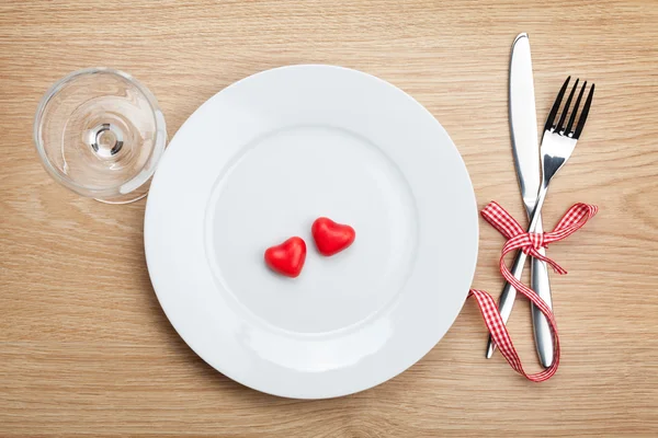 Конфеты в форме сердечка на тарелке с столовым серебром — стоковое фото
