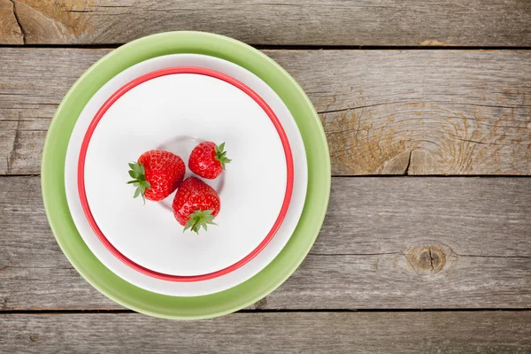 Ripe strawberries on plate — Stock Photo, Image