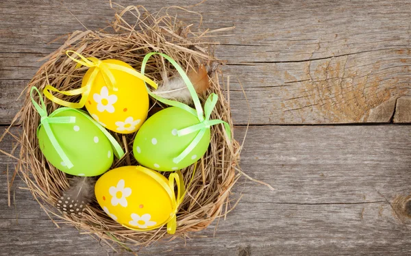 Nido di uova di Pasqua sul tavolo — Foto Stock